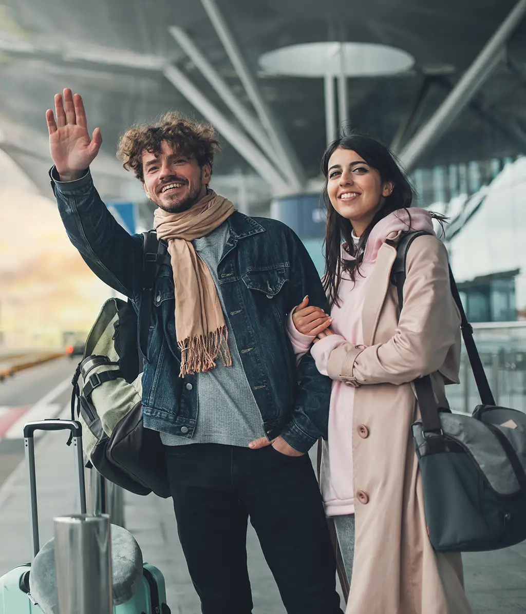 junges Paar am Flughafen ruft Taxi