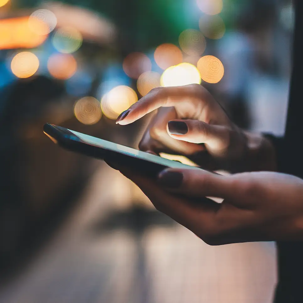 Frau ruft taxi mit Smartphone